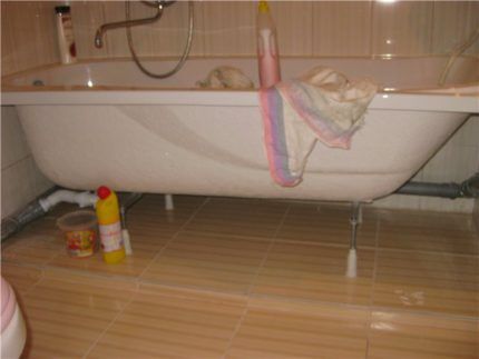 Bathtub with legs