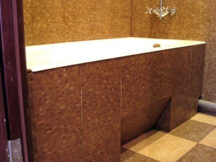 Bath screen with foot recess