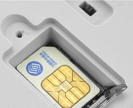 بطاقة SIM في مقبس GSM