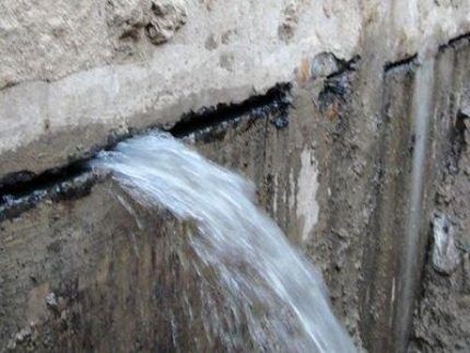 Active leaks through the seams of a concrete structure