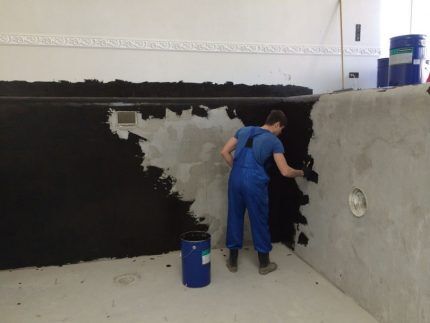 Application of viscous waterproofing mastic