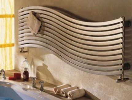 Wave-shaped heated towel rail