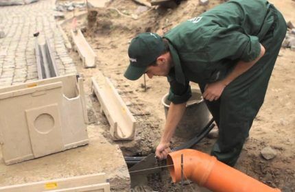 Linearna drenažna posuda na betonskoj podlozi