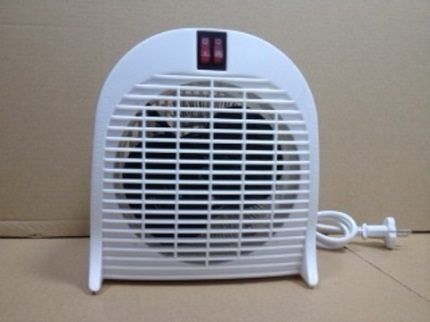 Mala jeftina grijalica s ventilatorom