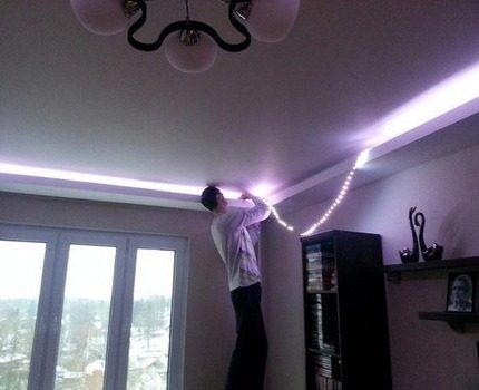 الإضاءة مع شريط LED