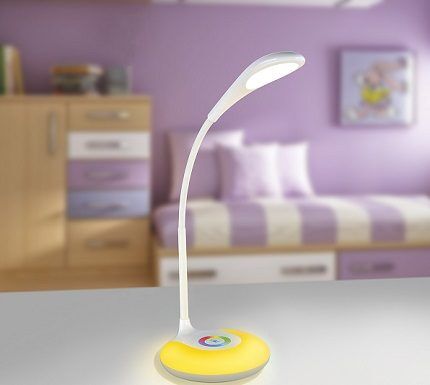 Mogućnost naginjanja i rotiranja stolne lampe