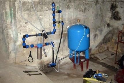 Installation of a hydraulic accumulator