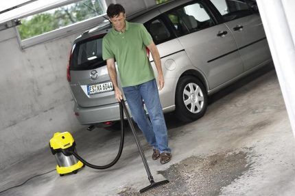 Karcher usisavač u garaži