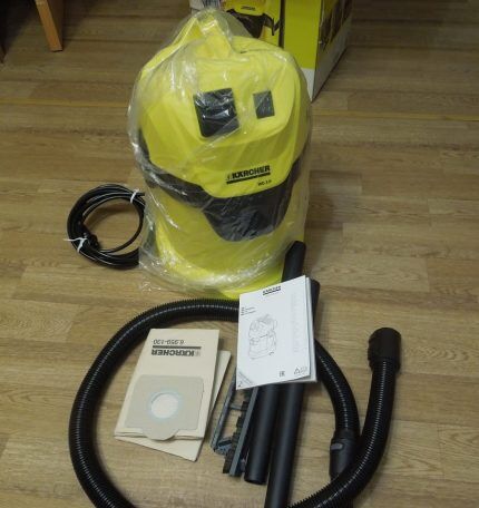 المكنسة الكهربائية Karcher WD 3 Premium على الأرض