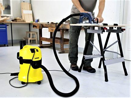 المكنسة الكهربائية الصناعية KARCHER MV3P قيد التشغيل