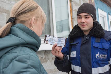 Stručnjak tvrtke predstavlja certifikacijski dokument