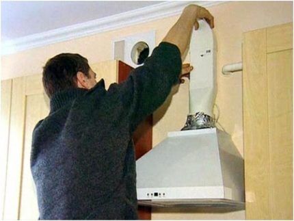 Installation of a kitchen hood 