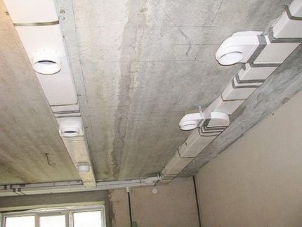 Ugradnja ventilacijskih kanala duž stropa