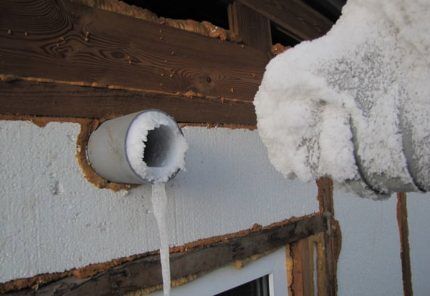 Led na ventilacijskoj cijevi