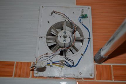 Instalacija ispušnog ventilatora u kupaonici