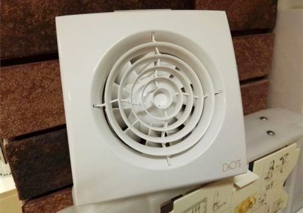 Aksijalni ventilator za kućanstvo