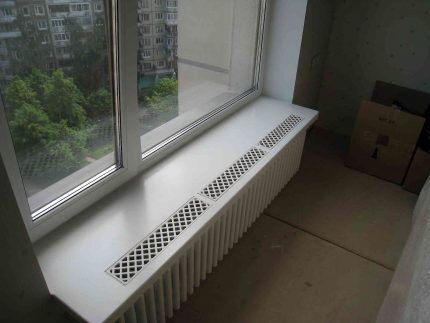 Ugrađena ventilacijska rešetka u prozorskoj dasci