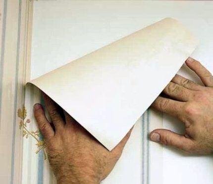 Unimos papel tapiz en las esquinas.