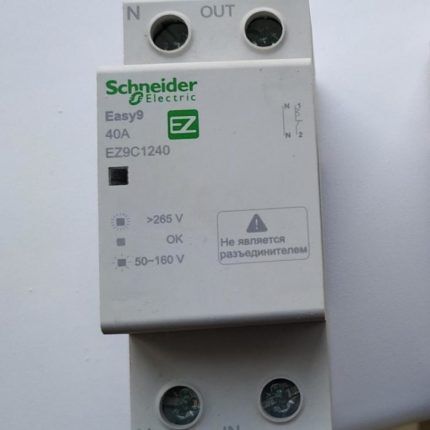 Voltage relay without adjustment