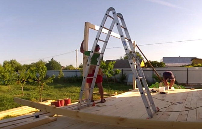 Struktura u obliku slova U podiže se i postavlja okomito